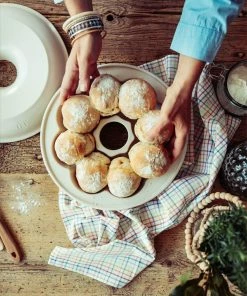 Emile Henry Brotkranz-Backform Rund In Creme 13 Emile Henry Brotkranz-Backform Rund In Creme -Emil-Henry-Laden EH 5505 Life PainCouronne CrownBaker TopView V HD min 1