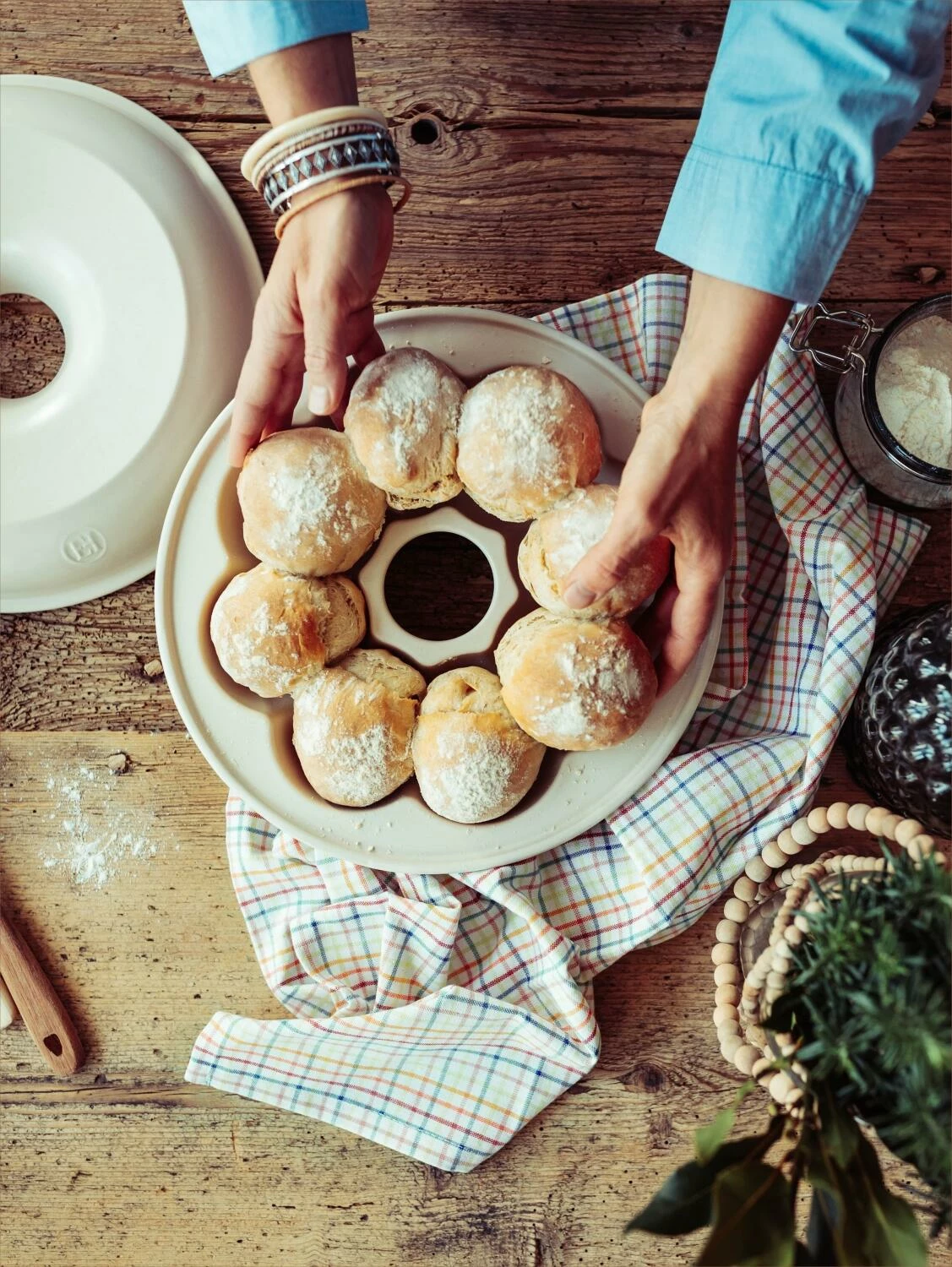 Emile Henry Brotkranz-Backform Rund In Creme 6 Emile Henry Brotkranz-Backform Rund In Creme - Image 6