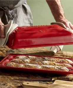 Emile Henry Baguette-Backform In Grand Cru 14 Emile Henry Baguette-Backform In Grand Cru -Emil-Henry-Laden EH 5506 Amb Moule 3Baguettes Baker Spelt Olives OpeningBaker A