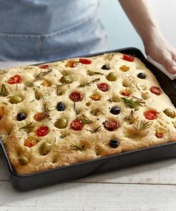 Emile Henry Focaccia-Form In Fusain -Emil-Henry-Laden EH 7515 Life Focaccia BreadBaker OlivesTomatoes H