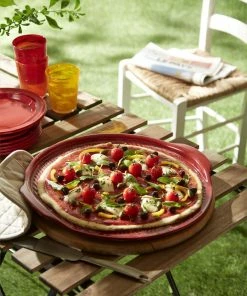 Emile Henry Pizzastein In Fusain, 37 Cm -Emil-Henry-Laden EH 761X Amb PizzaStone CherryTomatoes Olives Roquette Outdoor2 V