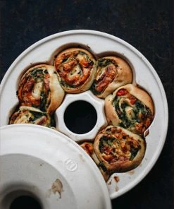 Emile Henry Unterteil Für Brotkranz-Backform Rund In Grand Cru -Emil-Henry-Laden Emile Henry Brotkranzbackform Spinatschnecken LD 2