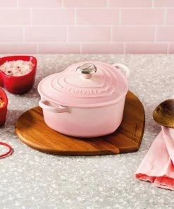 Le Creuset Herz-Förmchen 2er Set In Kirschrot -Emil-Henry-Laden LC 20221024 DE LS YC HEARTSCOLL2023 005