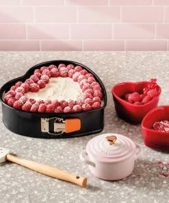 Le Creuset Mini Cocotte Mit Herzknopf In Shell Pink 11 Le Creuset Mini Cocotte Mit Herzknopf In Shell Pink -Emil-Henry-Laden LC 20221024 DE LS YC HEARTSCOLL2023 007