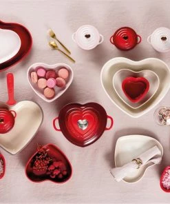 Le Creuset Herz-Förmchen 2er Set In Kirschrot -Emil-Henry-Laden LC 20221024 DE LS YC HEARTSCOLL2023 016 1